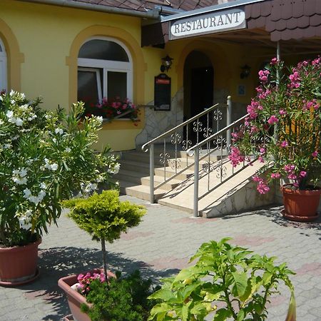 Patyi Etterem Es Hotel Bogote Exterior photo
