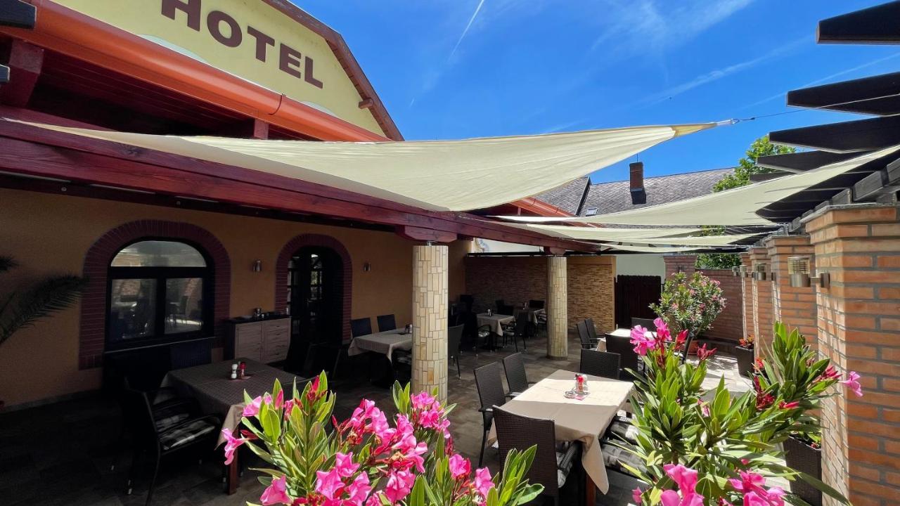 Patyi Etterem Es Hotel Bogote Exterior photo