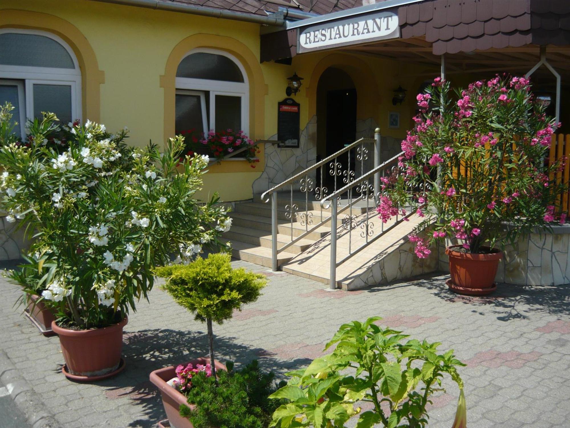 Patyi Etterem Es Hotel Bogote Exterior photo