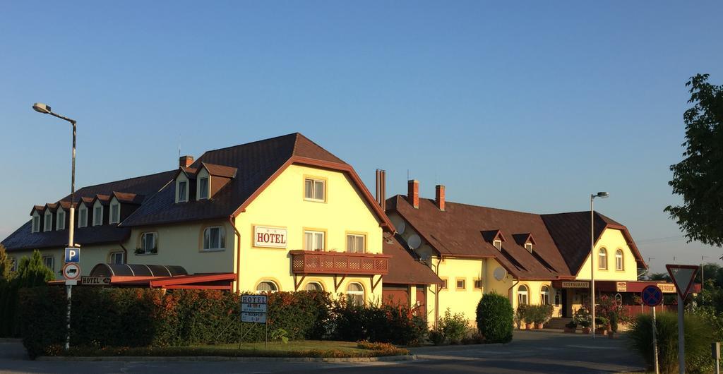 Patyi Etterem Es Hotel Bogote Exterior photo