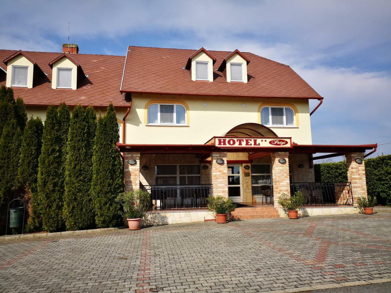 Patyi Etterem Es Hotel Bogote Exterior photo